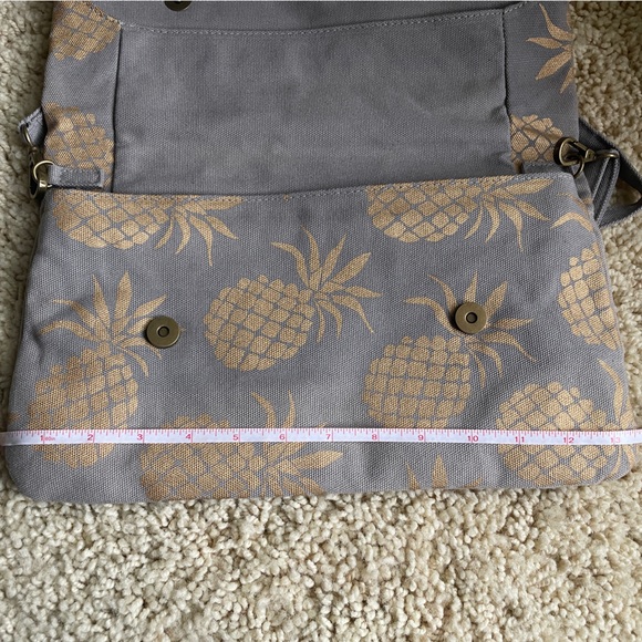 Caribbean Joe Grey & Gold Pineapples Expandable Clutch/Removable Crossbody Strap - Picture 9 of 11